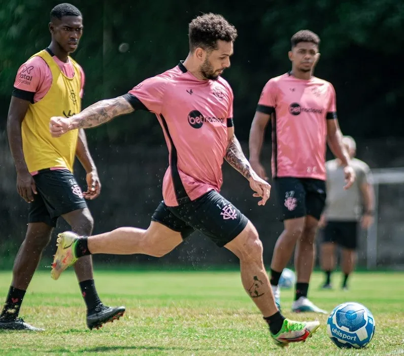Elenco do Vitória realiza treinamento na Toca do Leão mirando o Atlético-GO