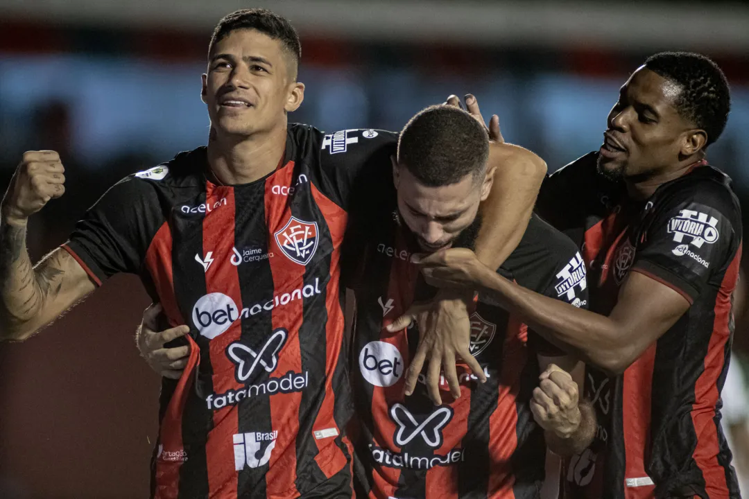 Jogadores do Vitória comemoram segundo gol da noite, marcado por Wagner Leonardo
