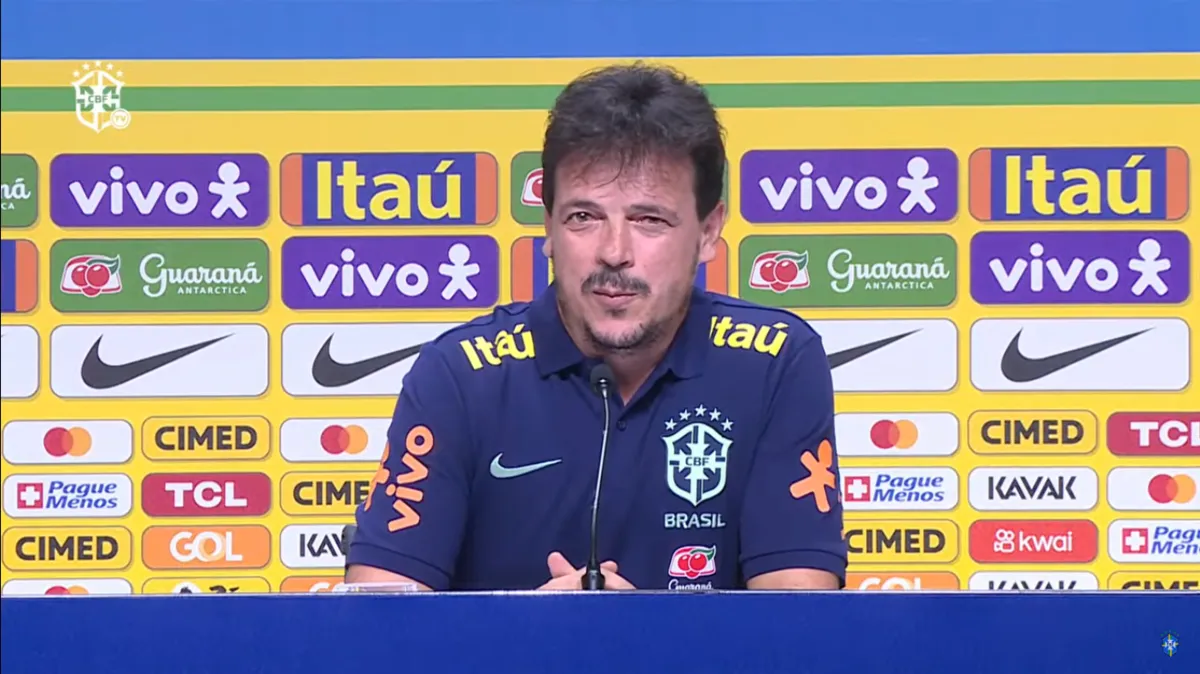 Fernando Diniz em entrevista coletiva após a convocação