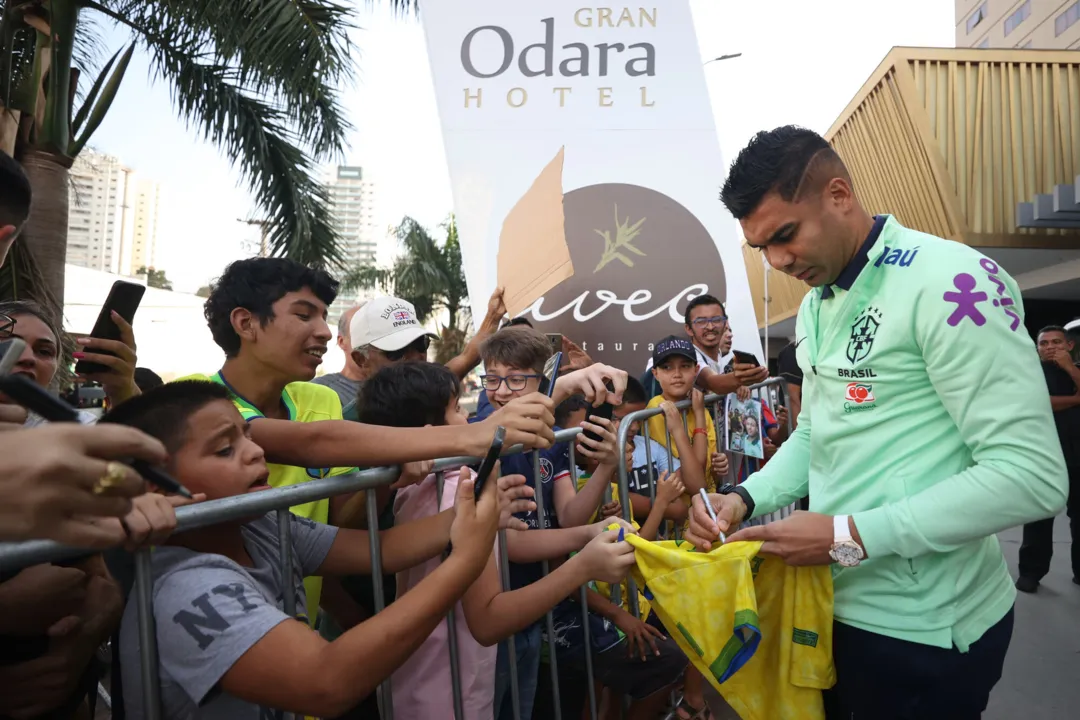 Casemiro é recepcionado por fãs em Montevidéu