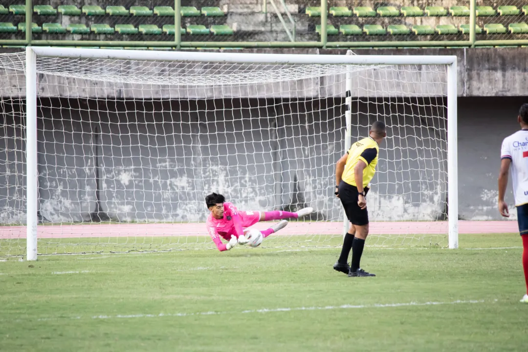 Goleiro da seleção, Arthur Jampa defendeu uma cobrança de pênalti contra o SSA, pelo sub-15