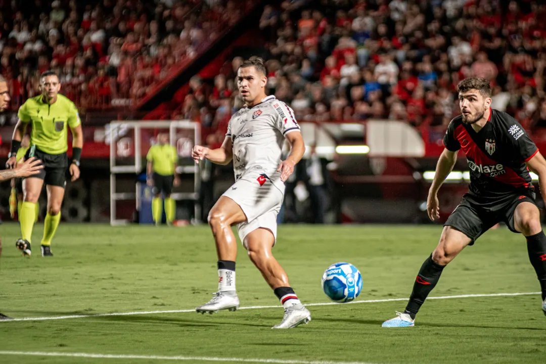 Surpresa de Léo Condé, Thiago Lopes começou entre os titulares