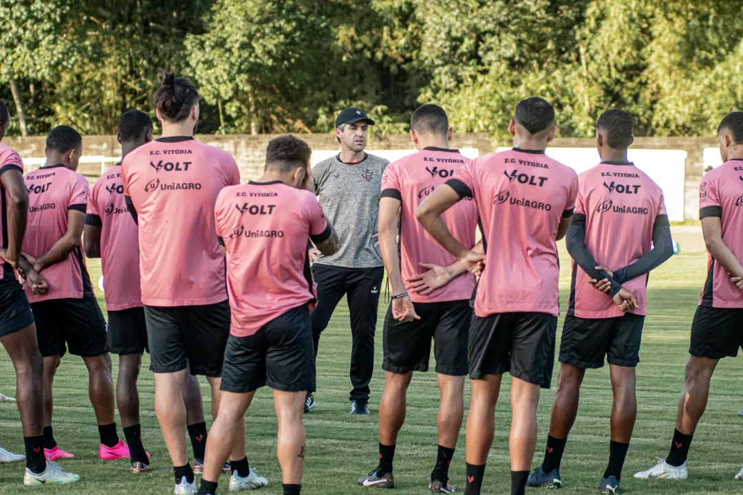 Atletas do Vitória escutam orientações do técnico Léo Condé