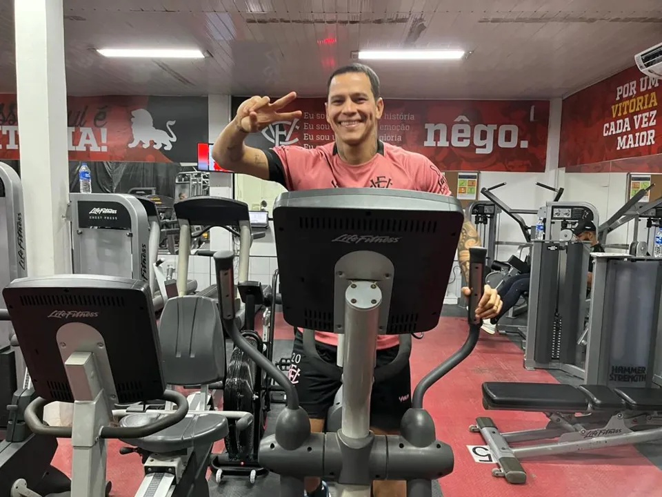 Giovanni Augusto faz exercício na academia do clube