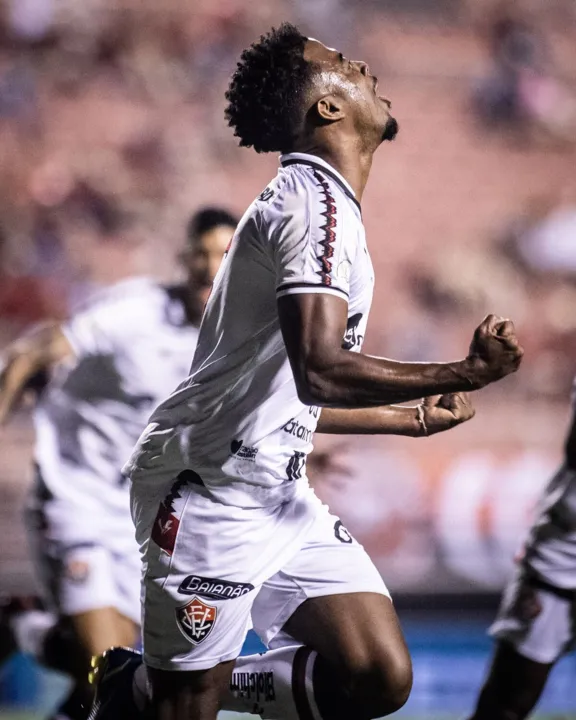 Em bom momento, Matheus Trindade celebra seu primeiro gol no Vitória