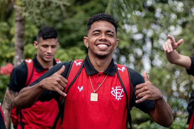 Vitória embarcou para São Paulo na tarde desta quinta-feira