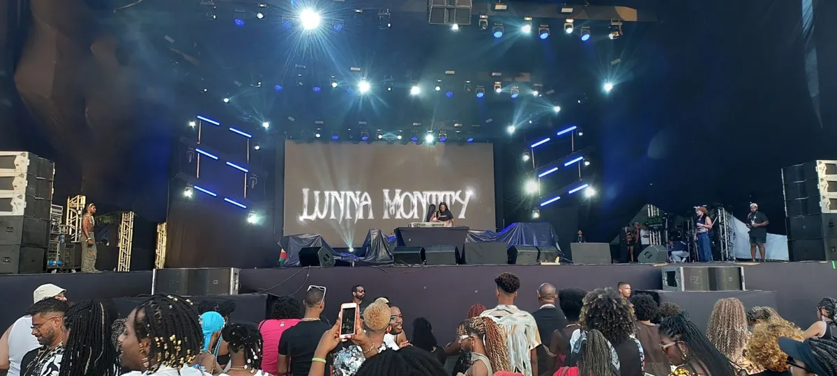 Lunna Montty no palco do Afropunk