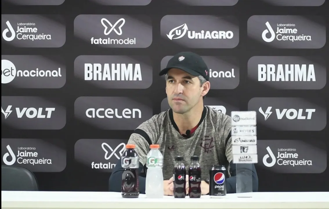 Em coletiva, Léo Condé exaltou preparação física e elogiou a dedicação e o foco do grupo na Série B