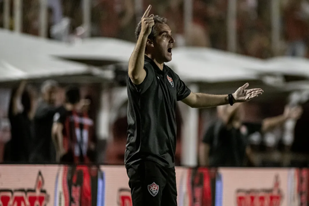 Técnico Léo Condé em ação no empate contra o Vila Nova, no Barradão