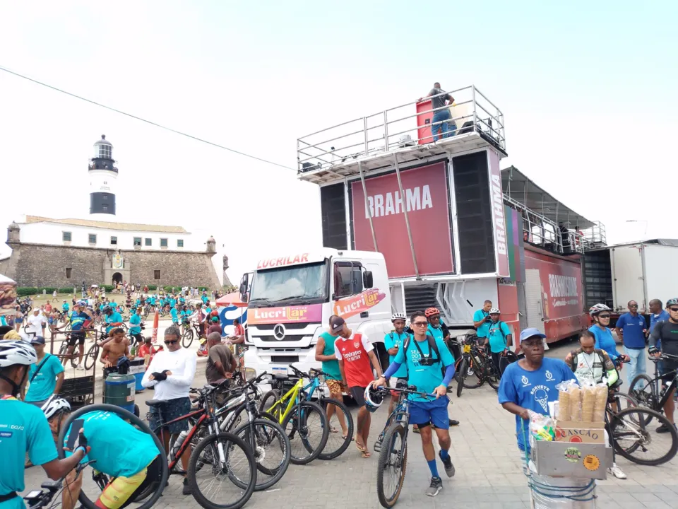 Trio elétrico chegou na Barra desde a manhã deste domingo