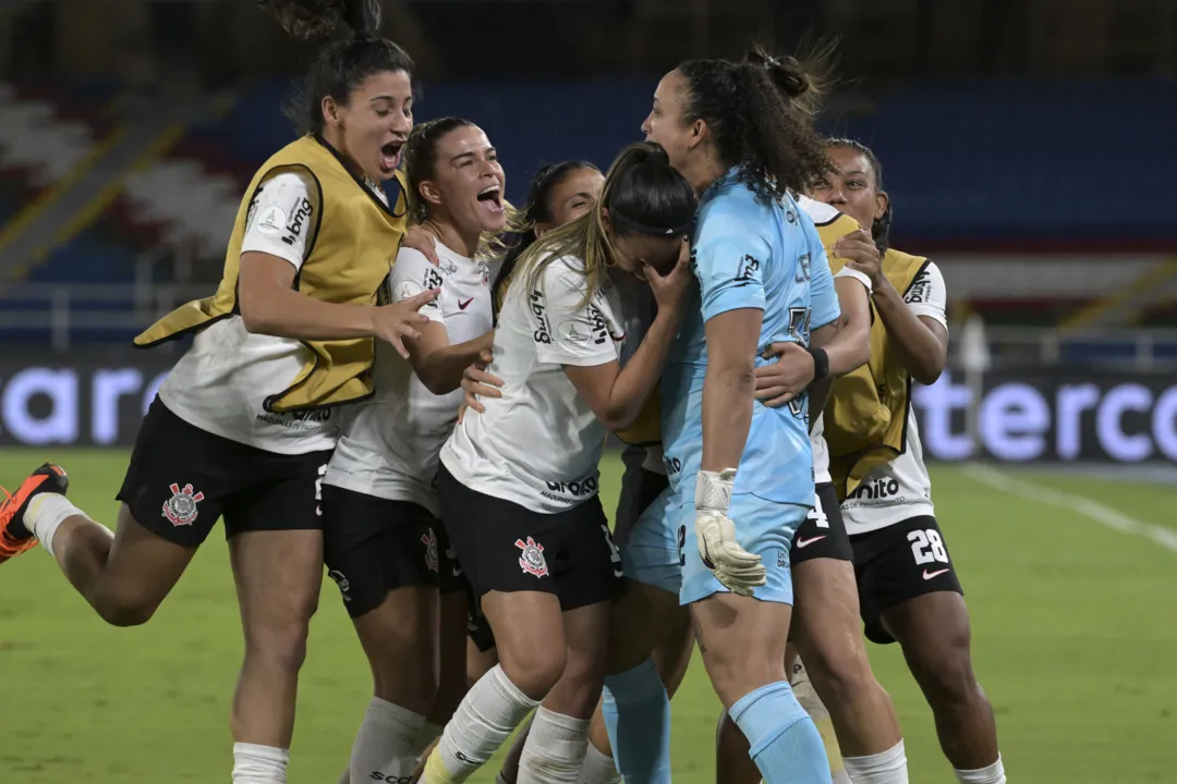 Jogadoras do Corinthians comemoram classificação