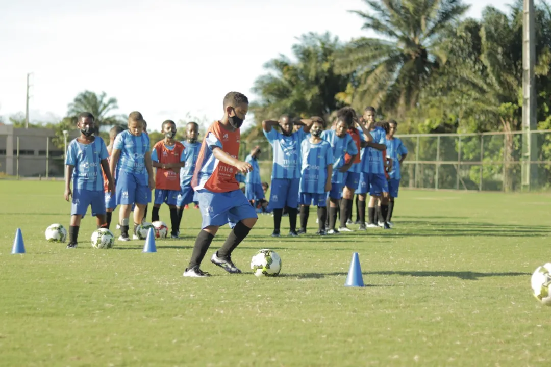 Crianças em aula de futebol no CT Praia do Forte