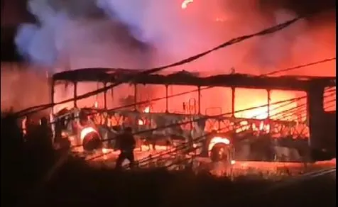 Imagem ilustrativa da imagem Criminosos tocam fogo em ônibus no bairro de Paripe; veja a ação