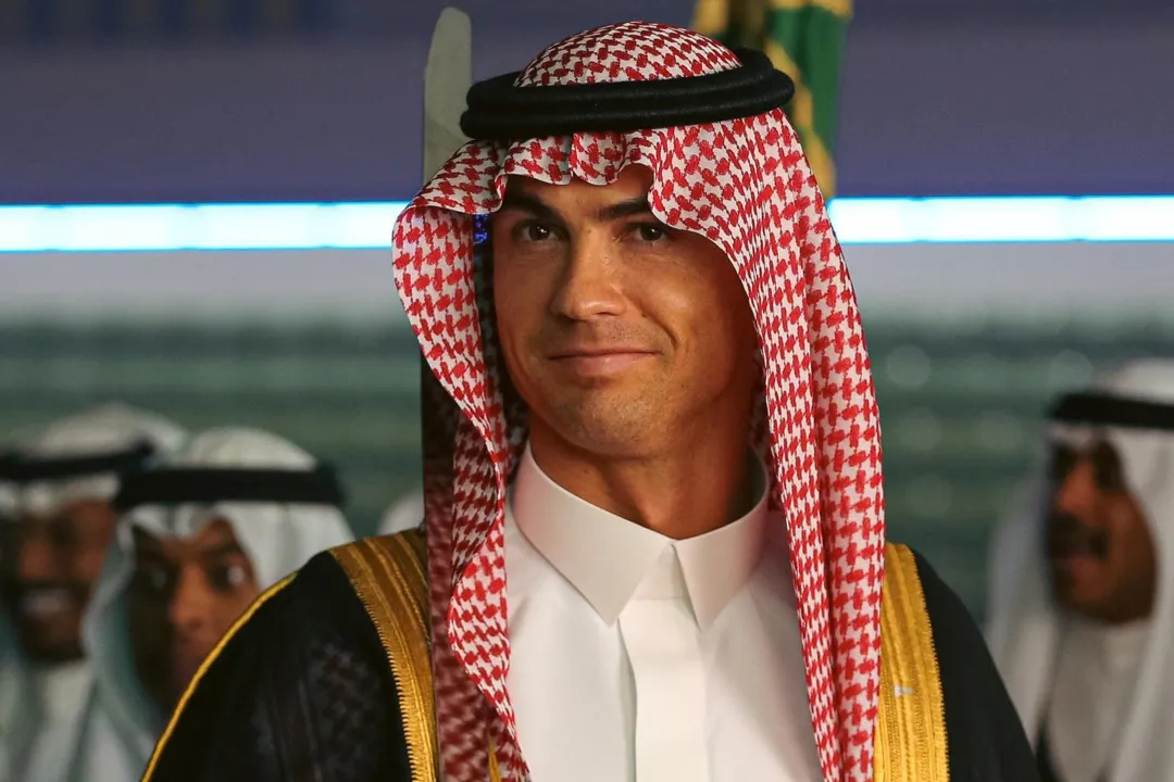 Cristiano Ronaldo com trajes árabes no "Dia da Arábia"