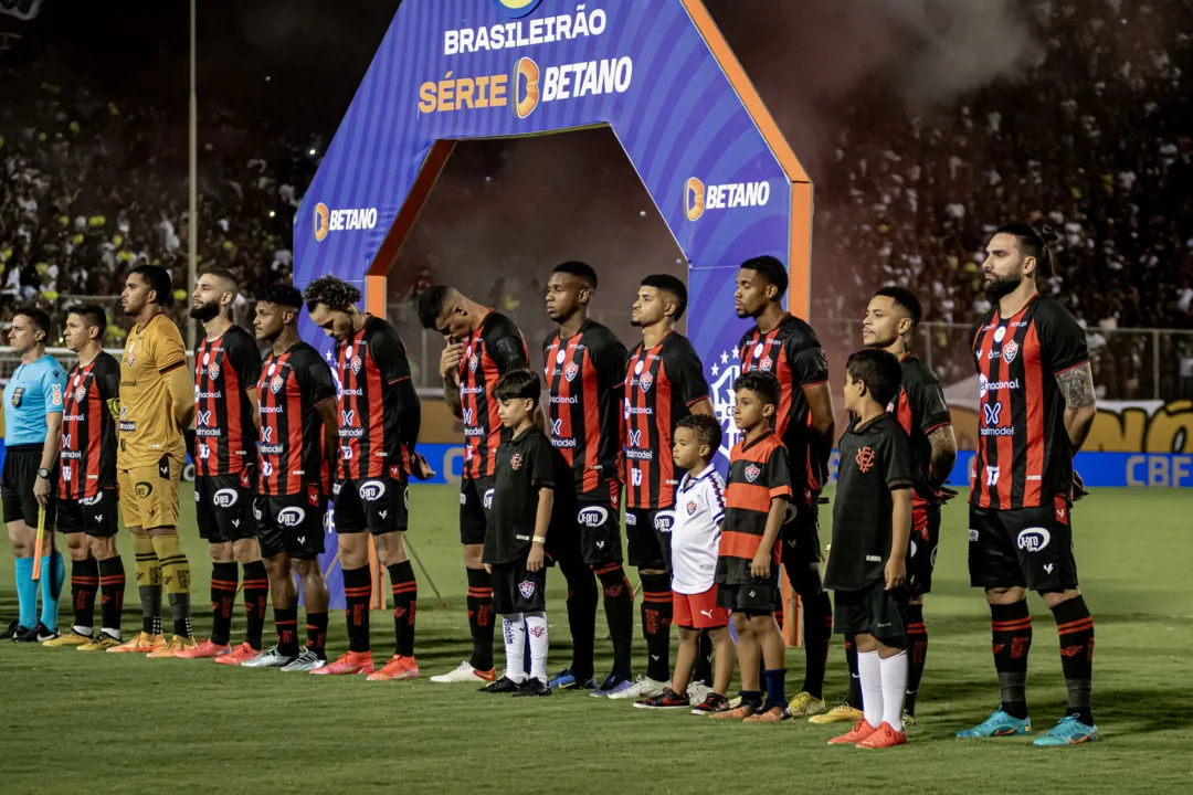 Titulares da equipe do Vitória na partida contra o Tombense