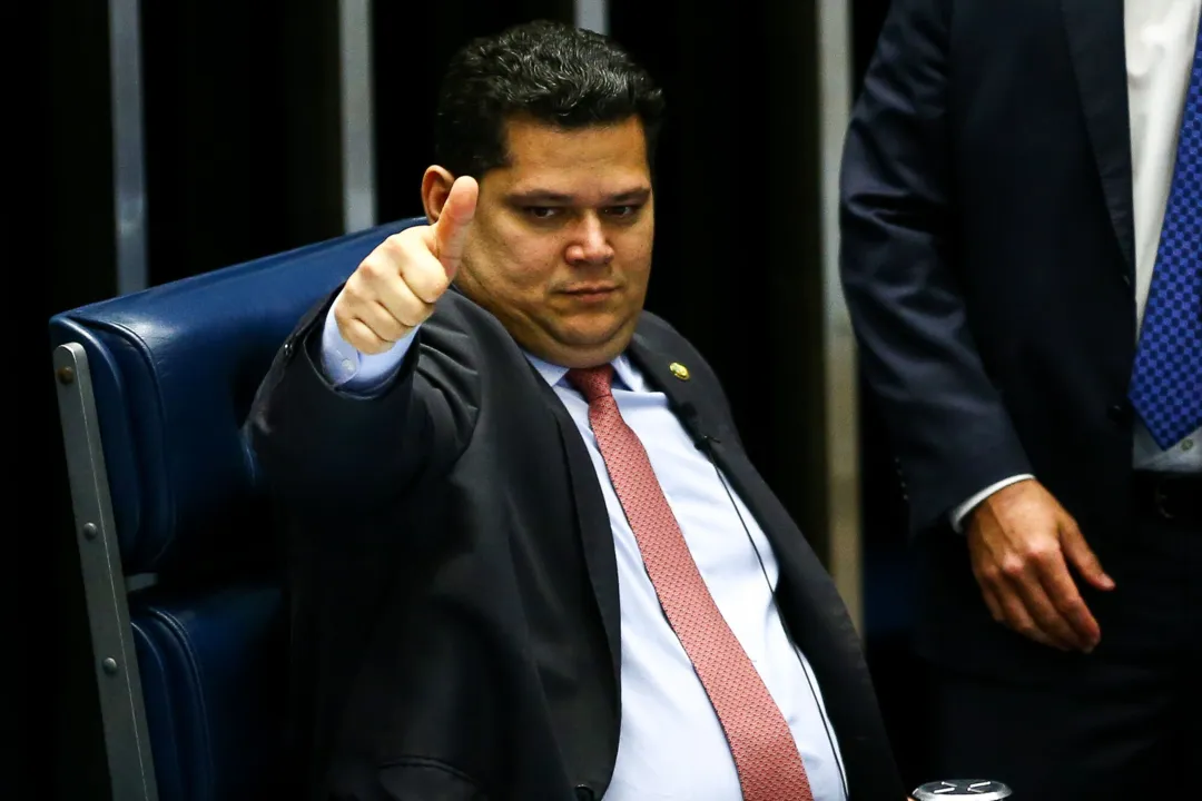 O presidente do Senado, Davi Alcolumbre, conversa com senadores durante sessão plenária para a votação do projeto de lei de conversão da medida provisória (MP 893/2019) que transfere o Conselho de Controle de Atividades Financeiras (Coaf) do Ministério da Economia para o Banco Central