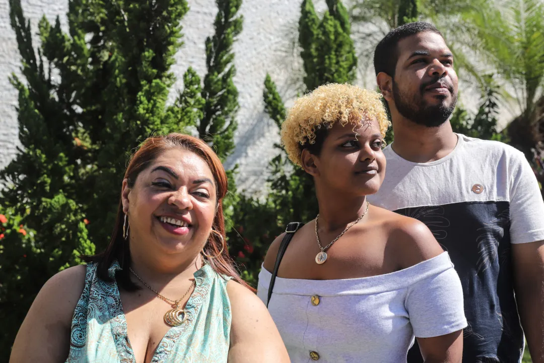 Margareth de Sousa Silva com o filho, Mauro Conceição e a nora Letícia de Jesus