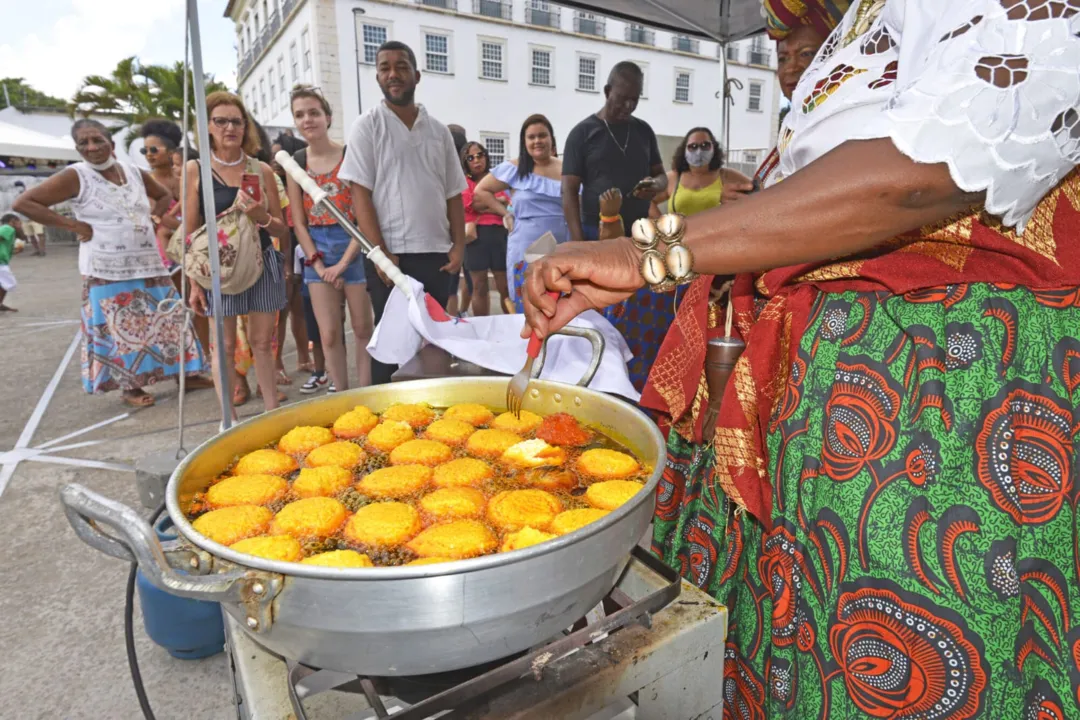 Bolinho de feijão fradinho frito no azeite de dendê é um dos principais símbolos do estado