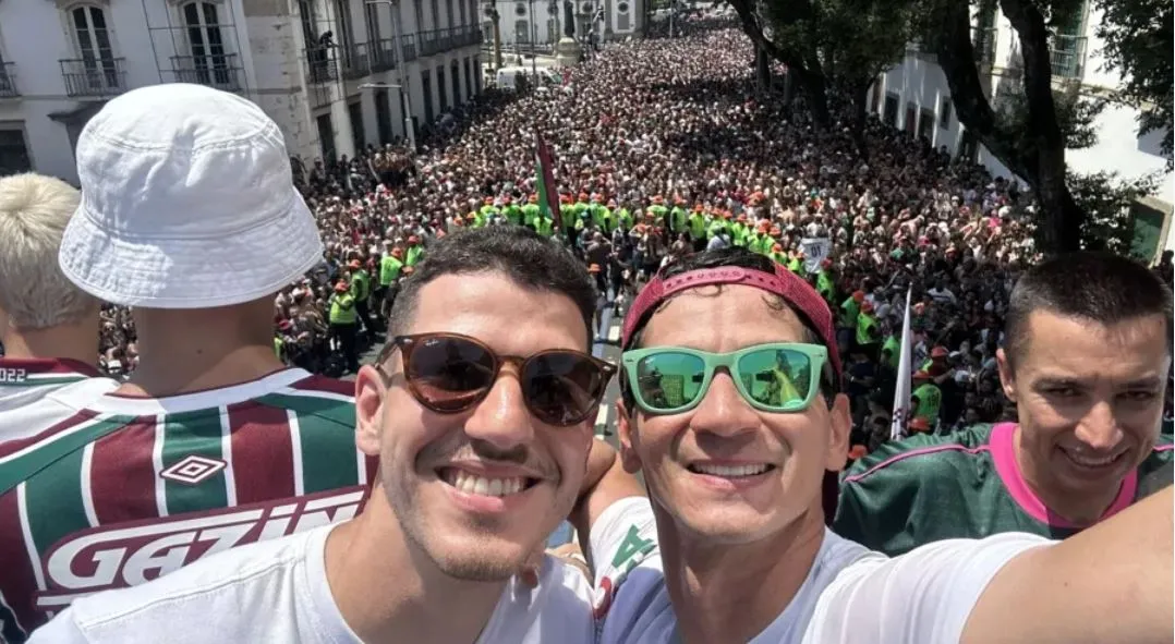 Atletas, familiares e tricolores lotaram o centro da cidade para comemorar título da Libertadores