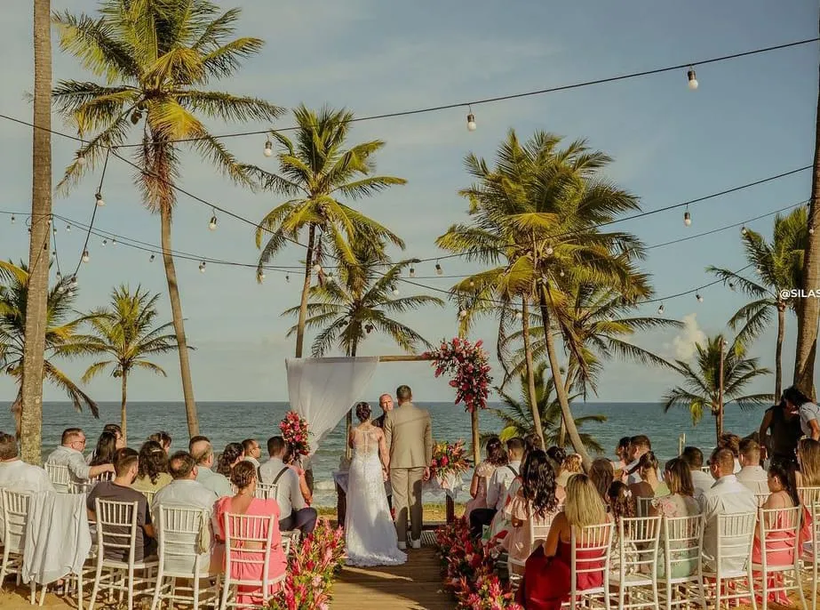 Denise Gomes e Ruy Zandonadi escolheram o mar de Imbassaí para celebrar a união