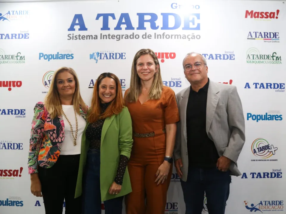 Na foto: Leila Teixeira, coord. de marketing da Unifacs; Carol Gois, diretora do núcleo digital do Grupo A TARDE; Annita Kelly, diretora da Unifacs; e Eduardo Dute, diretor de marketing do Grupo A TARDE