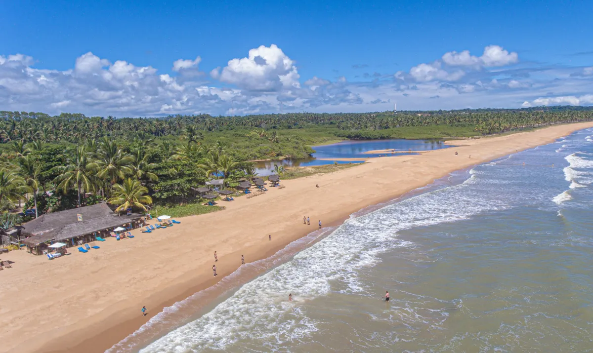 Praia do Guaiú é uma das belezas mais aproveitadas por turistas em Santa Cruz Cabralia