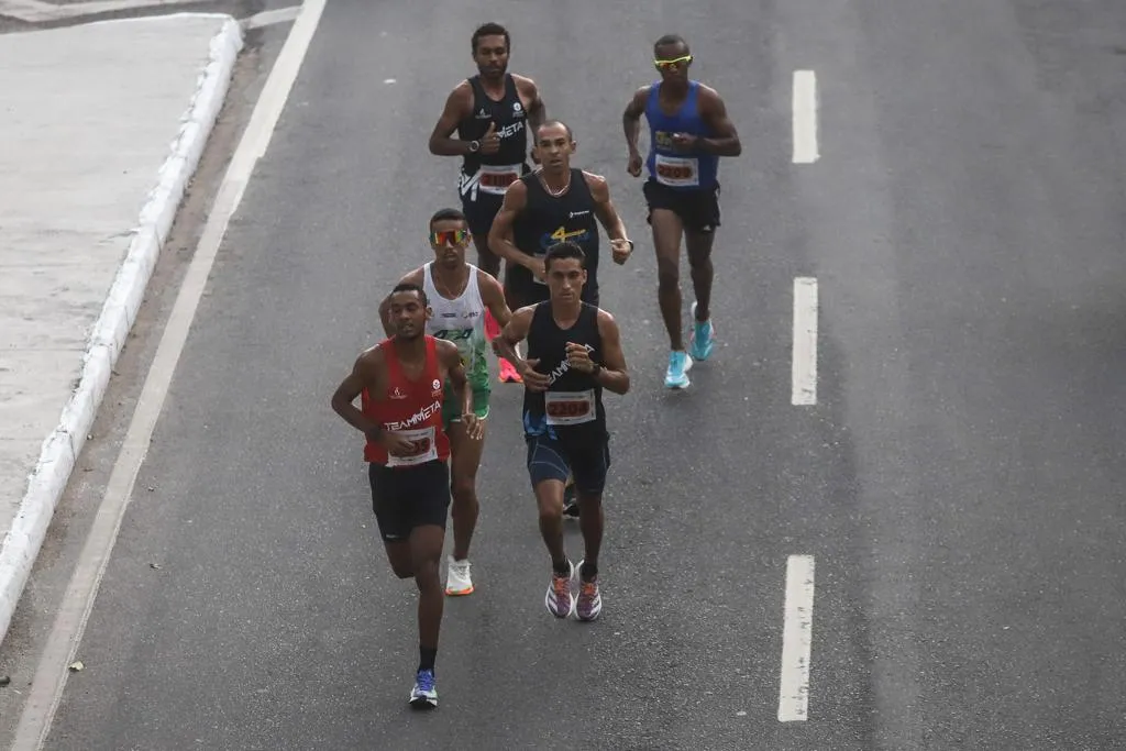 João Marcos Ferreira e Jonas Soares na disputa dos 21 Km da A TARDE Run