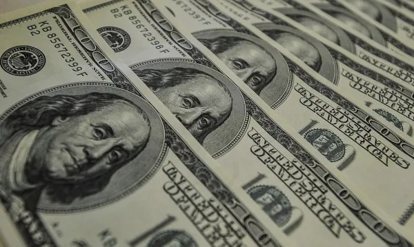 Na quinta-feira, o dólar encerrou o dia cotado a R$ 4,9896, com recuo de 0,23%