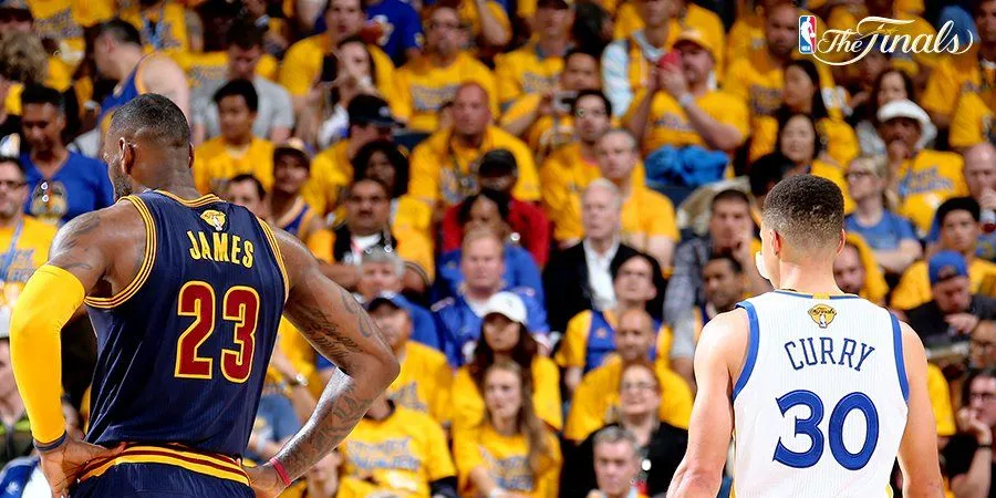 Curry e Lebron em partida da NBA