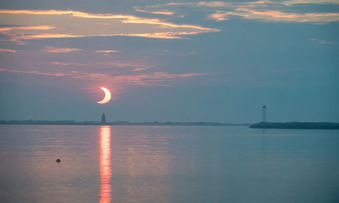 O fenômeno é diferente de um eclipse total, quando a lua cobre completamente o disco solar, deixando apenas a coroa solar visível