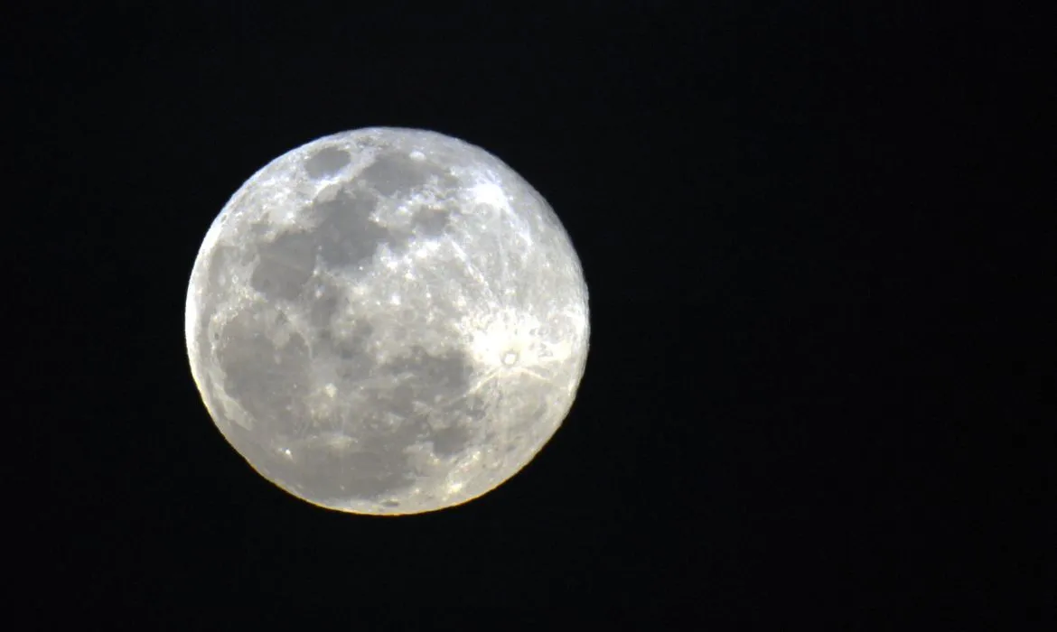 Os eclipses da Lua ocorrem durante a Lua cheia