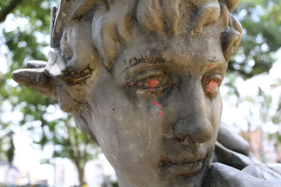 Estátuas do chafariz vandalizadas e em processo de deterioração