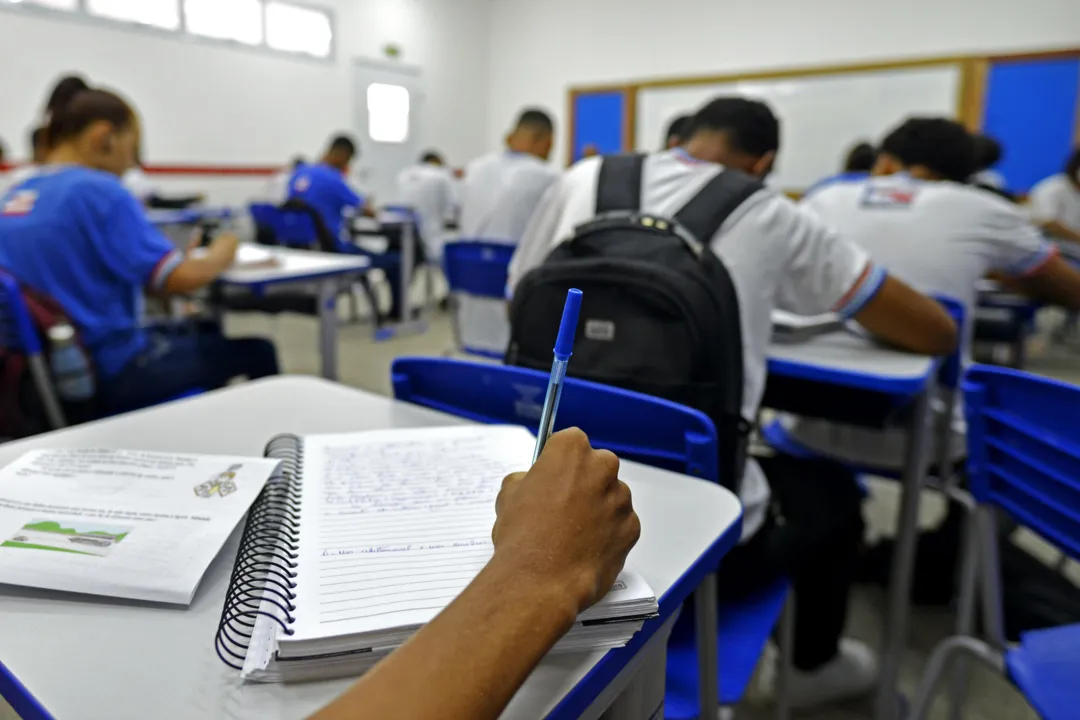 Hoje é o Dia Mundial instituído pelas Nações Unidas para lembrar aos governos  o 
dever do investimento em educação