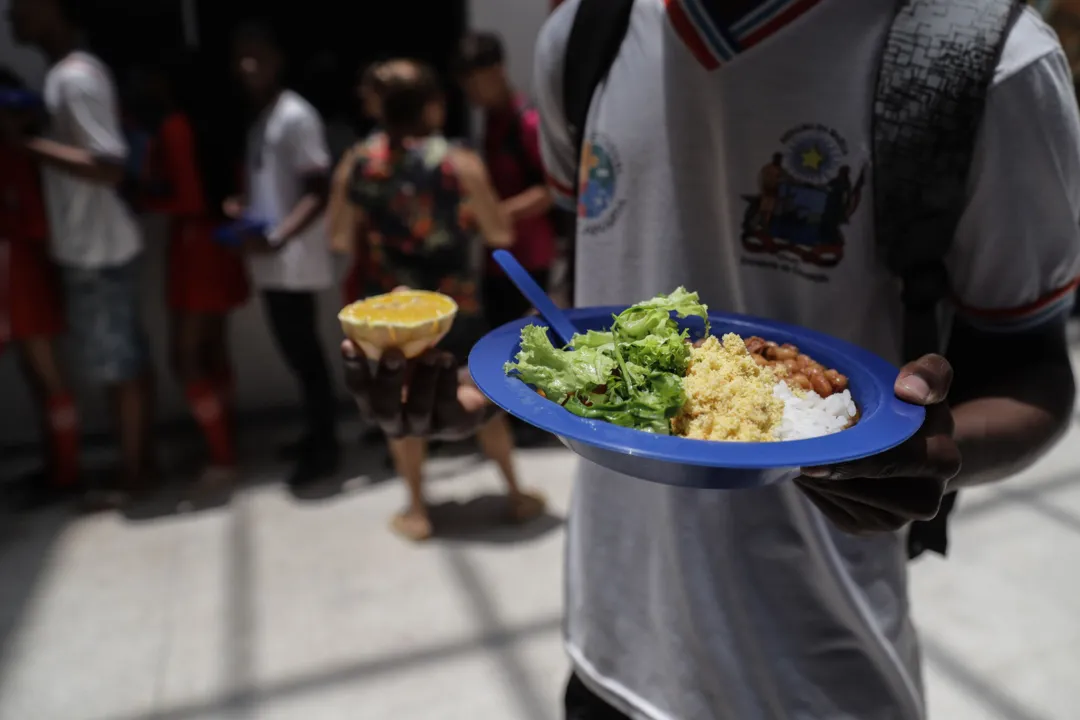 Hora da merenda no Colégio Estadual de Vila Canária, onde os alunos ficam por dois turnos, têm três refeições e acesso a várias atividades