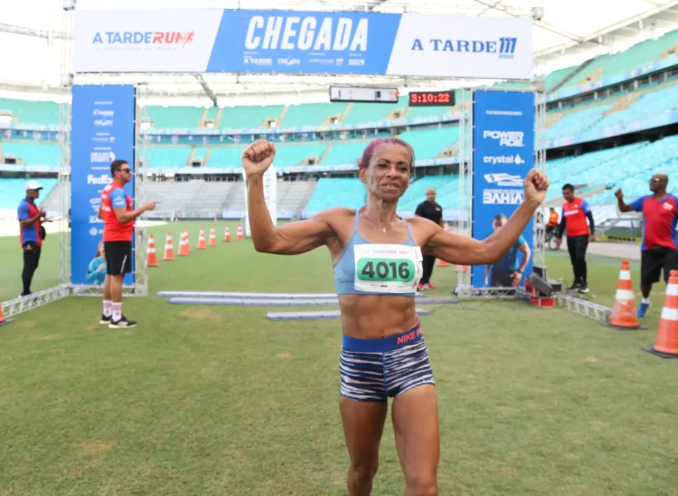 Carla Barbosa comemora a vitória nos  42 Km individual feminino  da A TARDE Run