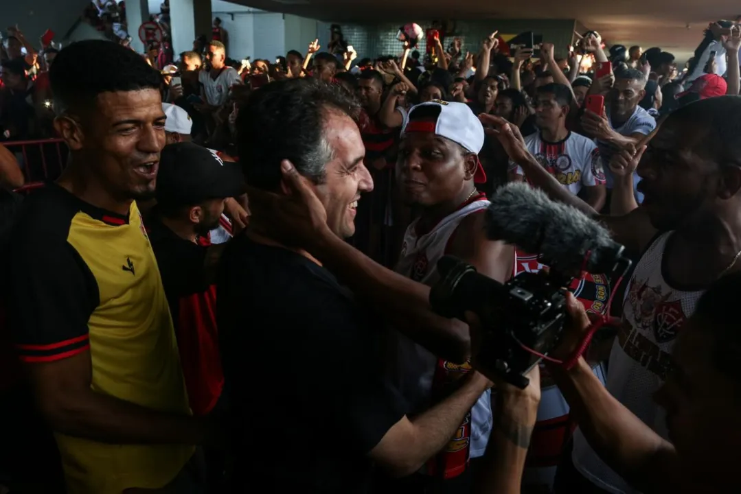 Técnico Léo Condé é ovacionado pela torcida do Vitória durante a chegada do time no aeroporto