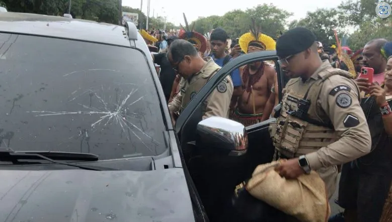 Mulher teve o carro apedrejado após o atropelamento