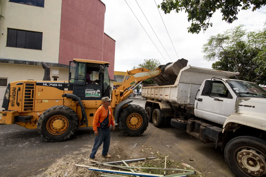 Servidores do município ainda recolhem materiais na cidade