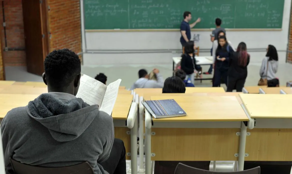 Os estudantes que tiverem as melhores notas vão ganhar bolsas de até 100%