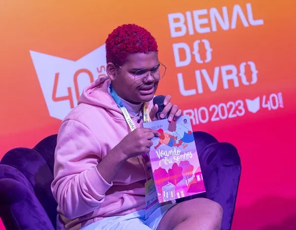 Adriel Bispo, 16 anos, com o seu primeiro livro "Voando entre sonhos"