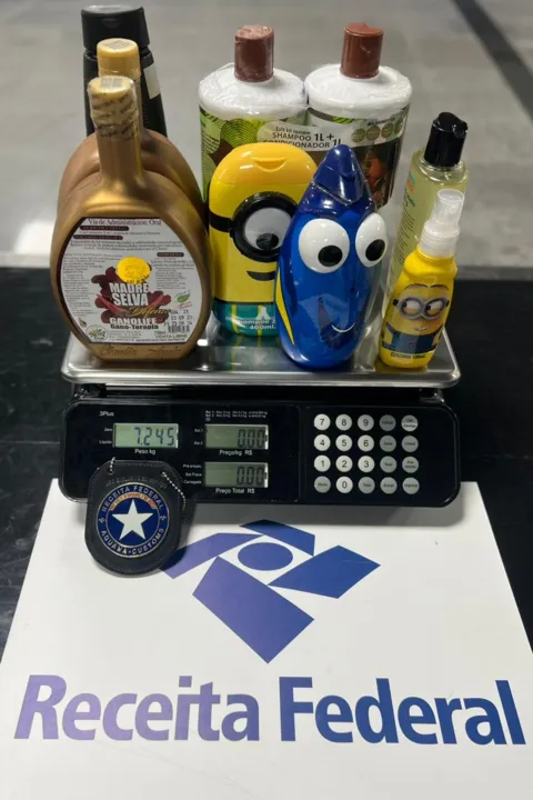 Droga foi encontrada dentro dos frascos de produtos de cabelo