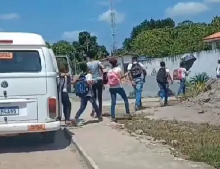 Flagrante de quinze estudantes desembarcando de um veículo do transporte escolar que presta serviço à Prefeitura de Santo Amaro