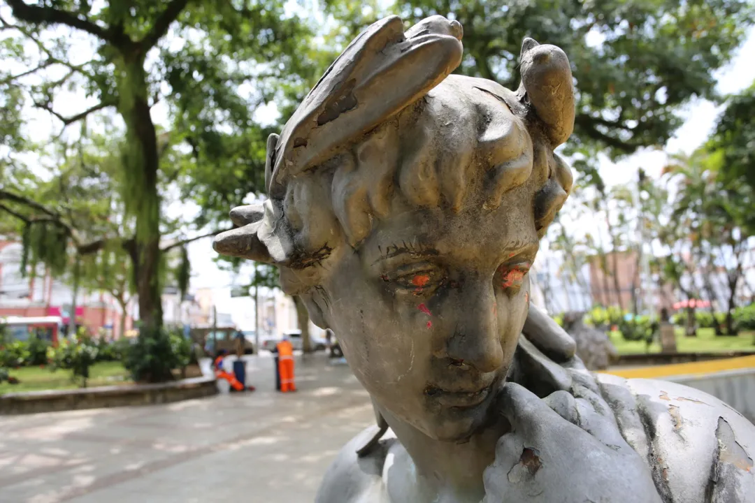 Monumento na praça da Piedade é alvo de vandalismo e local tem acúmulo de lixo