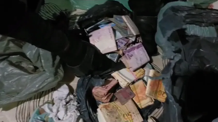 Com grupo, foram encontrados porções de drogas, quatro armas, quantia em dinheiro e outros materiais