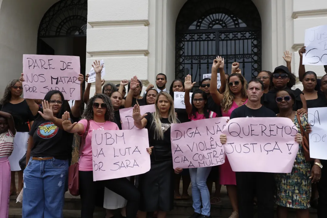 Familiares de Sara foram até a frente do Fórum pedir justiça