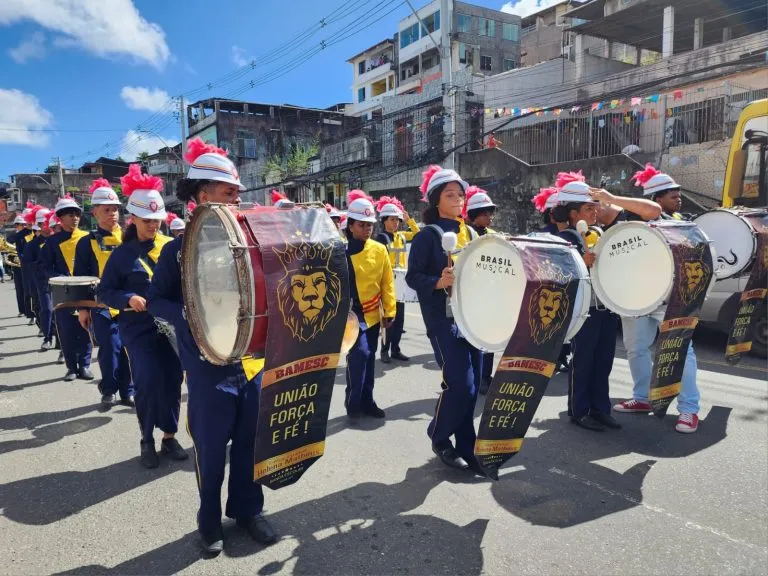 Estudantes se preparam para o Desfile Cívico de 7 de Setembro