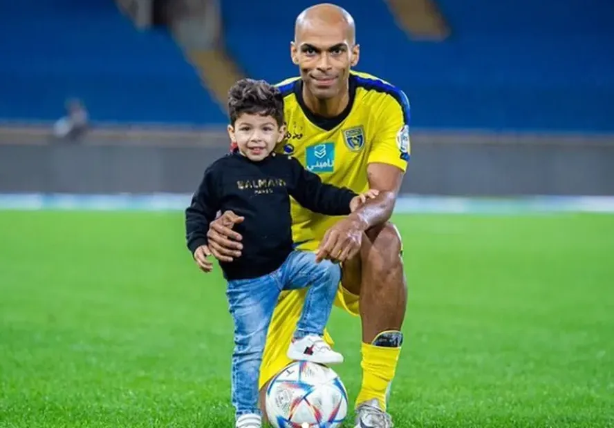 Em dezembro, o zagueiro pulicou fotos com o filho no gramado