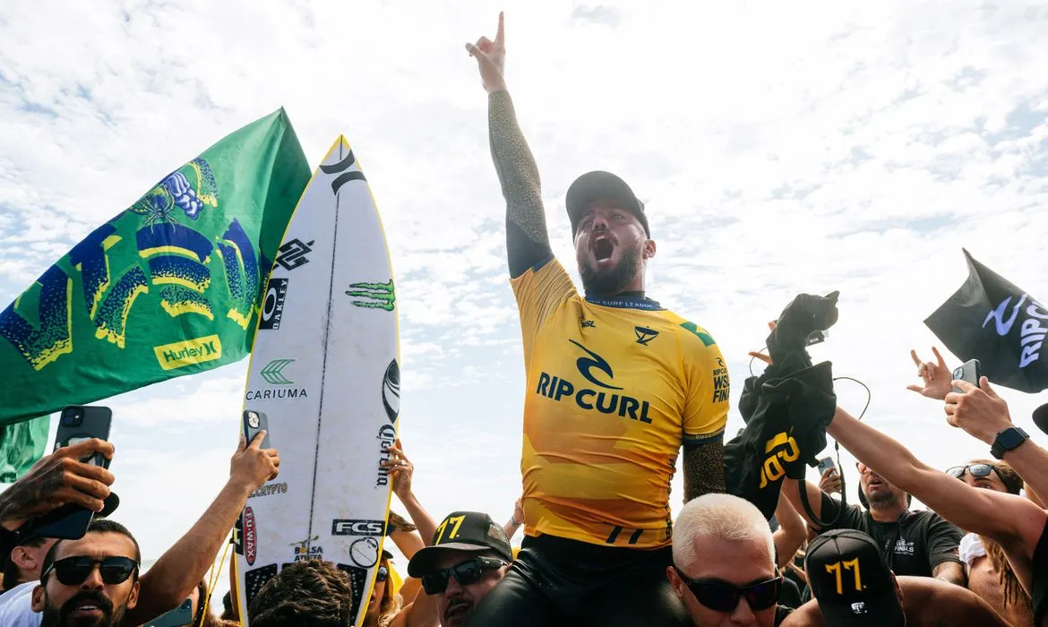 Bicampeão do campeonato de surf, Filipe Toledo