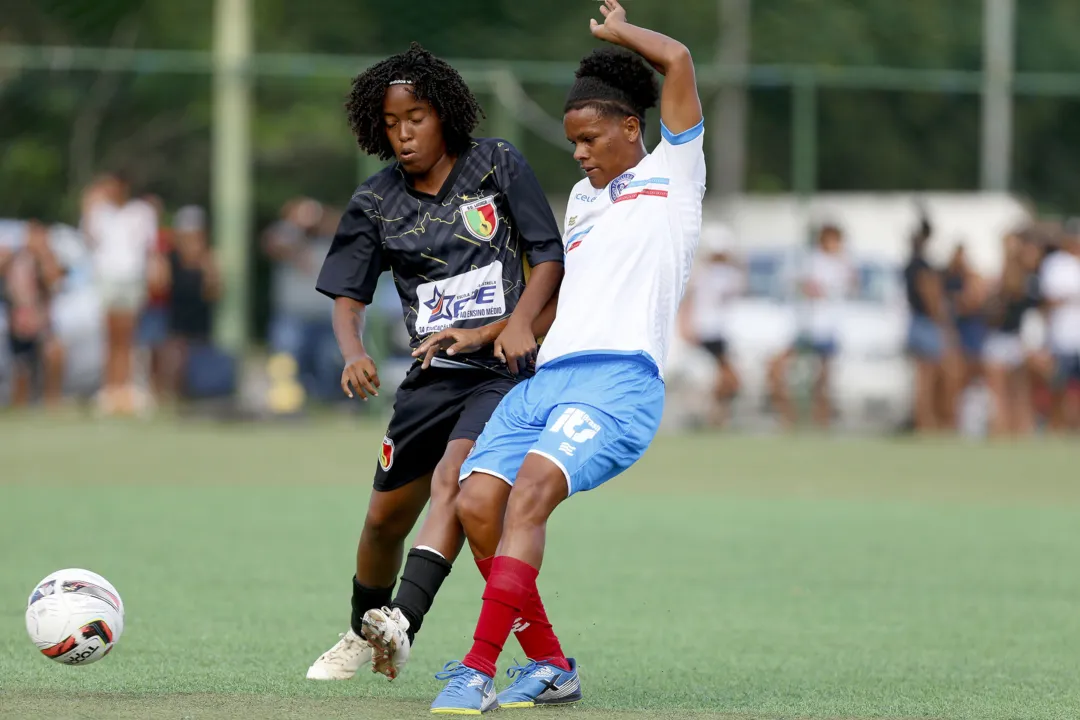 Bahia e Lusaca durante jogo de ida do baianão feminino