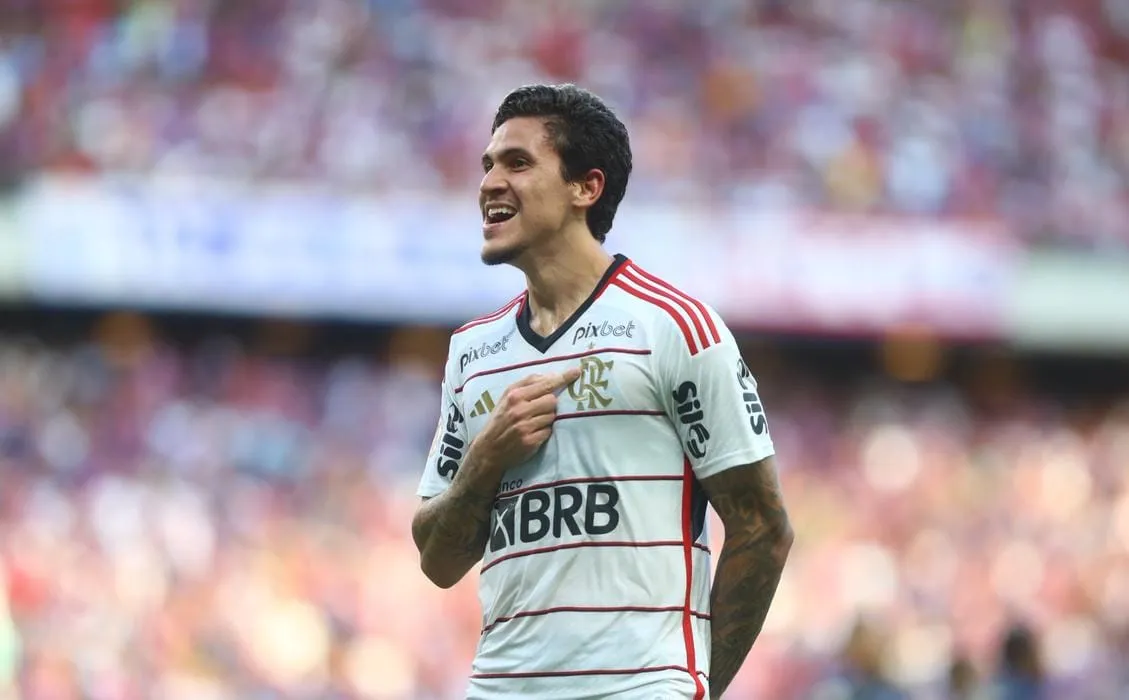 O atacante Pedro (foto) abriu o placar no primeiro tempo e Luiz Araújo selou a vitória na etapa final. Também venceram na 32ª rodada o Red Bull Bragantino e o Internacional